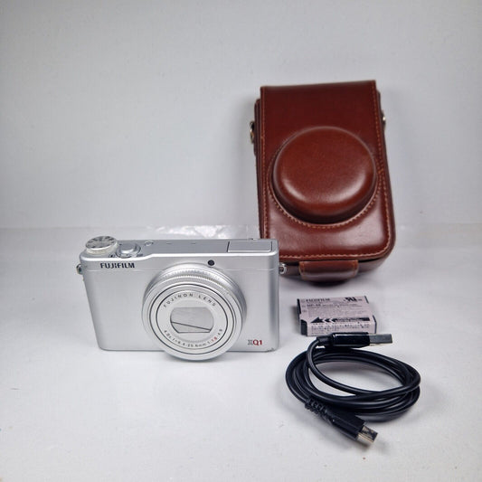 Fujifilm XQ1 Digital Camera XTrans CMOS II 2/3' ' Sensor-  Next Day Post